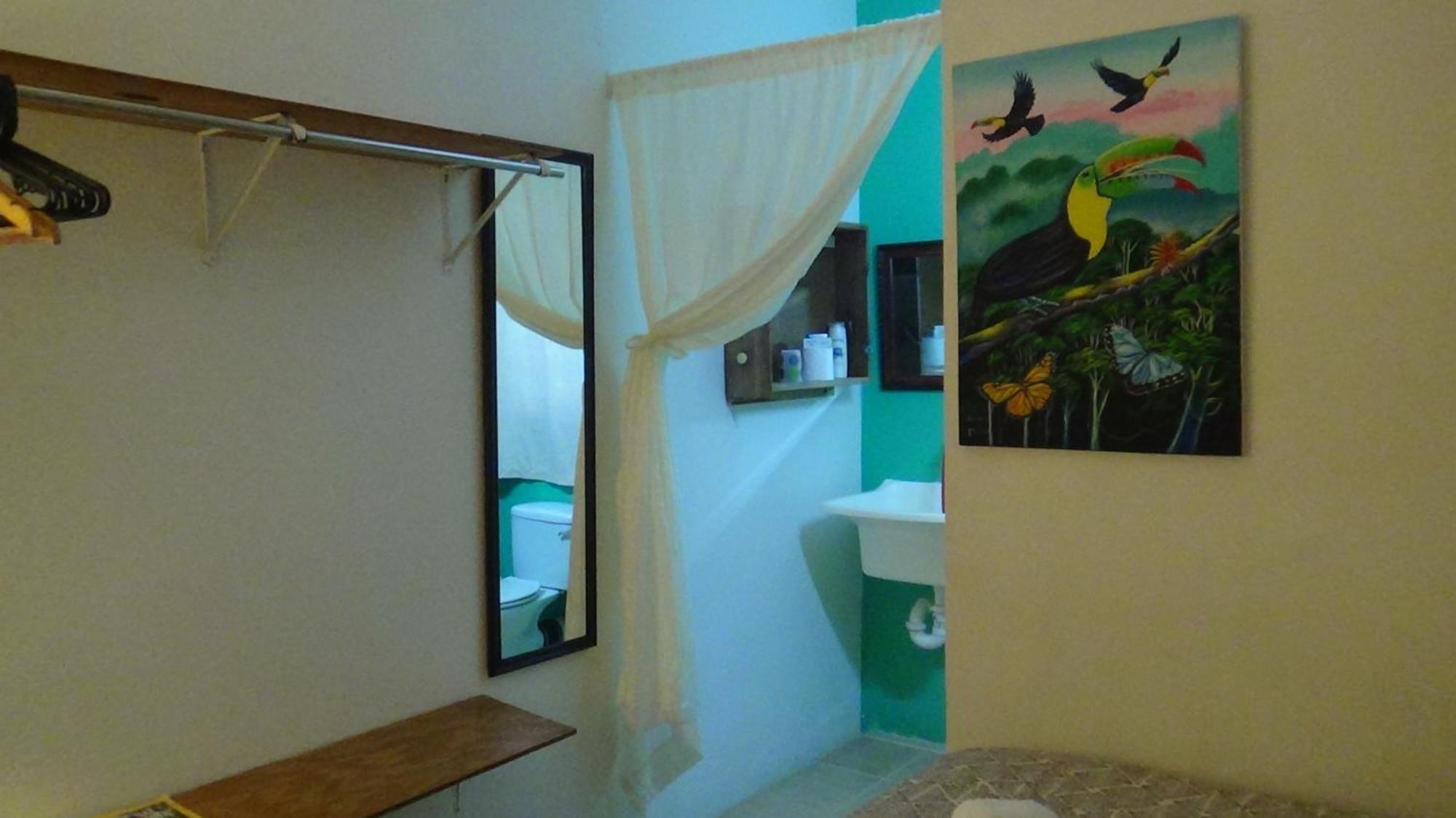 בלמופן Hacienda Tropical Guest House חדר תמונה