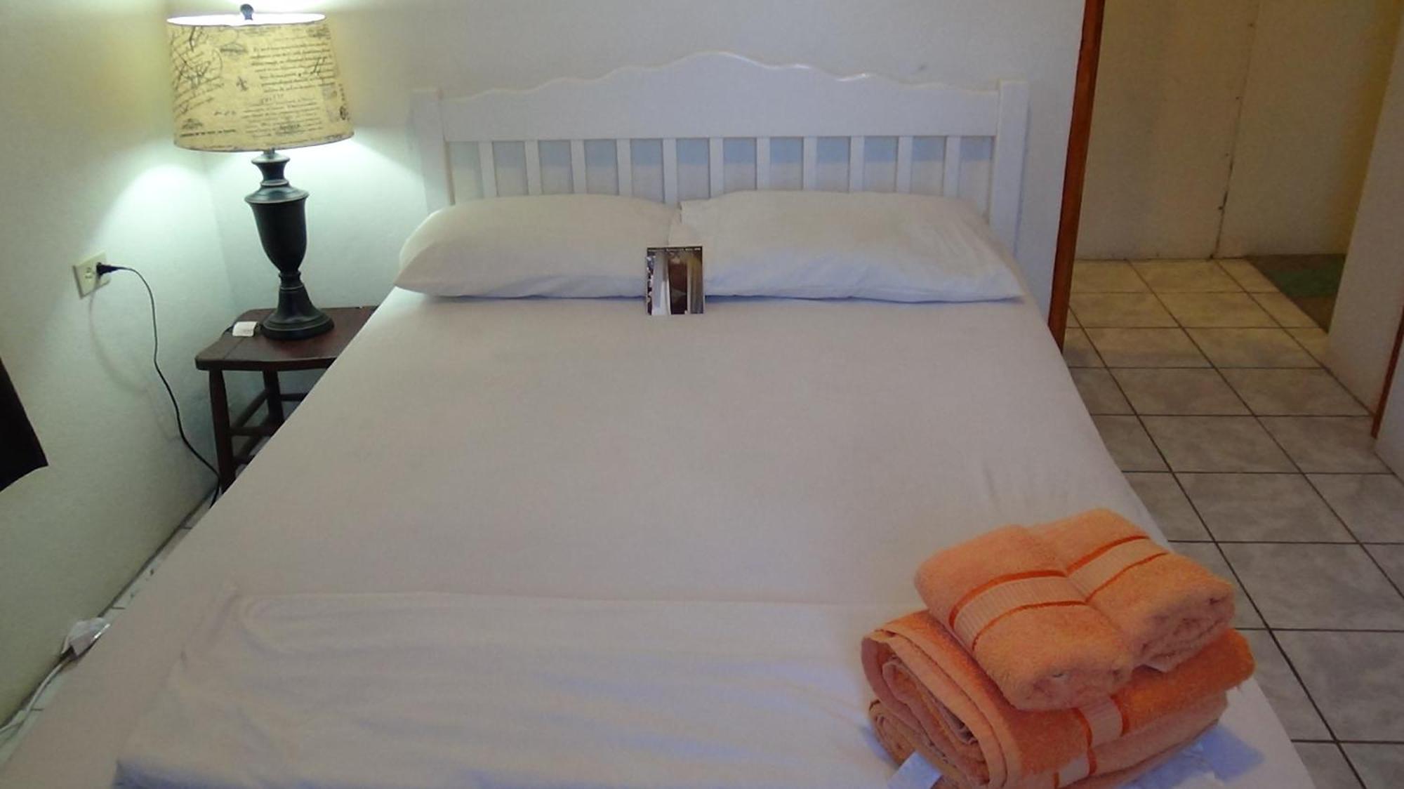בלמופן Hacienda Tropical Guest House חדר תמונה